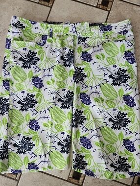 Cracked Wheat White Floral Leaf Print Shorts with Lime & Navy Accents Size 8